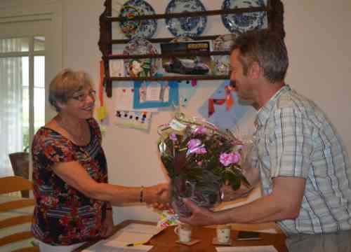 Als bedankje ontvangt Hannie uit handen van Dirk van Ittersum een bloemetje en een boekenbon.