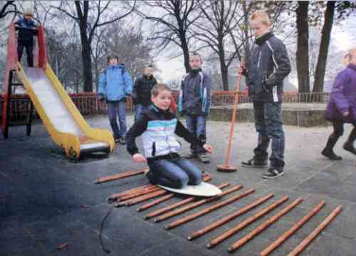 Een nieuw spel voor op het schoolplein (foto Sacha Wunderink)