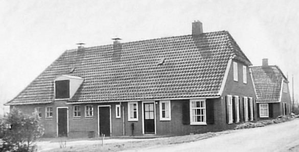 Jongman Hasselterdijk 57, in 1952 herbouwd, erachter Neijmeijer herbouwd ( foto M Moorman Jongman)
