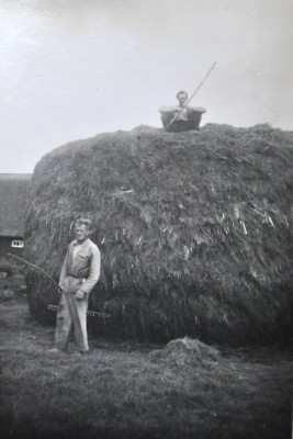 Ronde warme persbult. Kees Kok zit er bovenop, ervoor staat Willem Rietberg, een arbeider uit Welsum