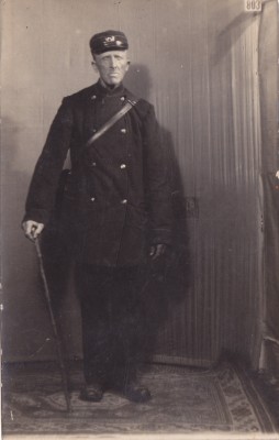 Postbode Elbert of Egbert van Dijk. Deze foto kreeg iedereen op zijn afscheidsronde