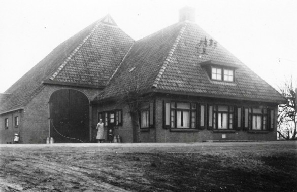 Herbouwde Rijzebosch na brand in 1932, op foto Aaltje Put Schaapman (met dank aan, W. Dekker Put, W...