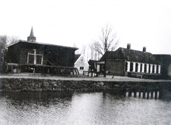 foto van de coöperatieschuur, nu Van den Berg